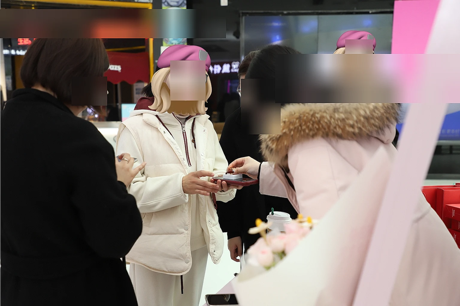 商场门店内，店员与顾客在柜台前完成互动交接